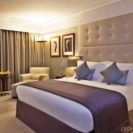 Intercontinental Lisbon By Ihg Hotel Exterior foto A bedroom at the Crowne Plaza London - The City