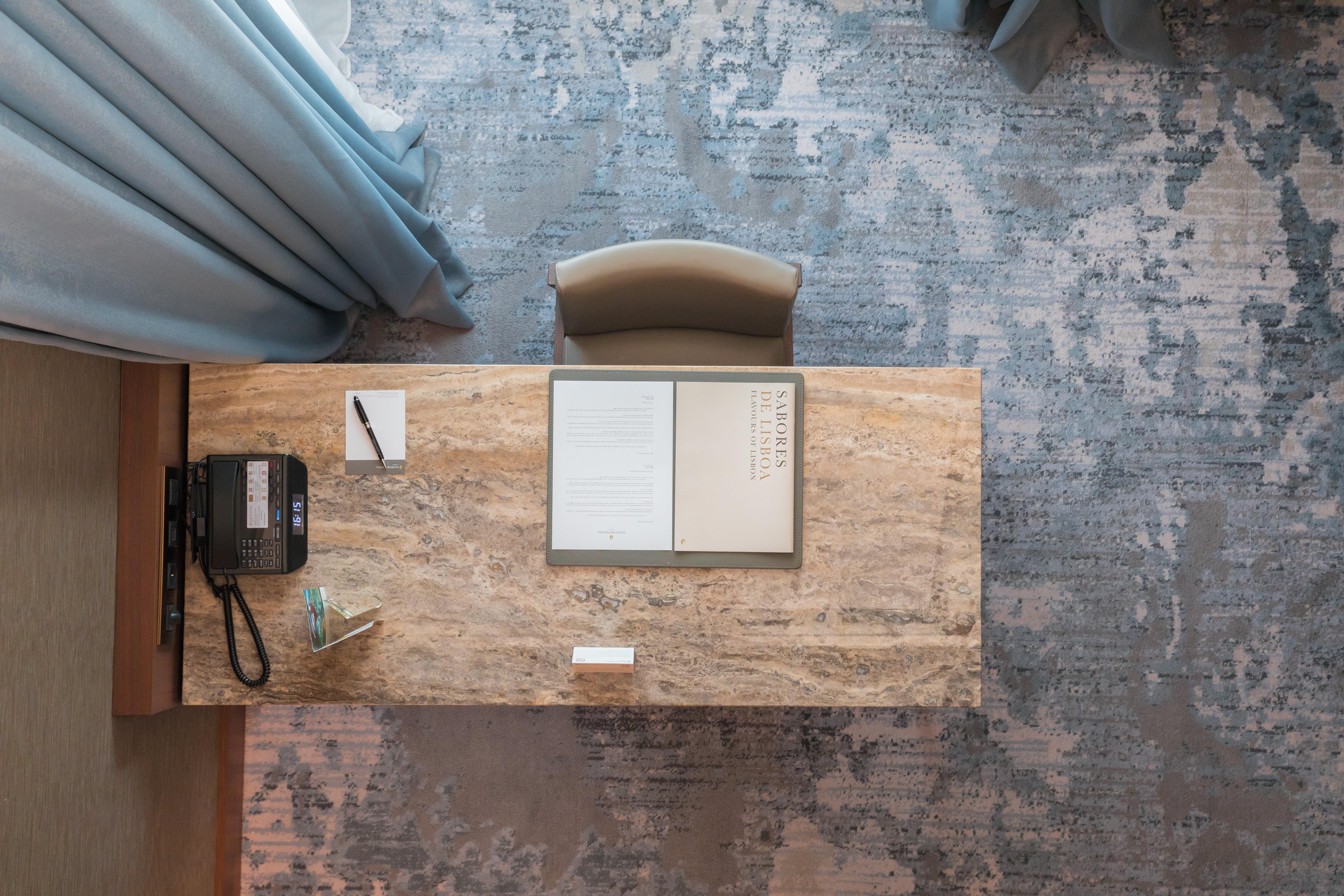 Intercontinental Lisbon By Ihg Hotel Exterior foto A desk at the front desk of a hotel