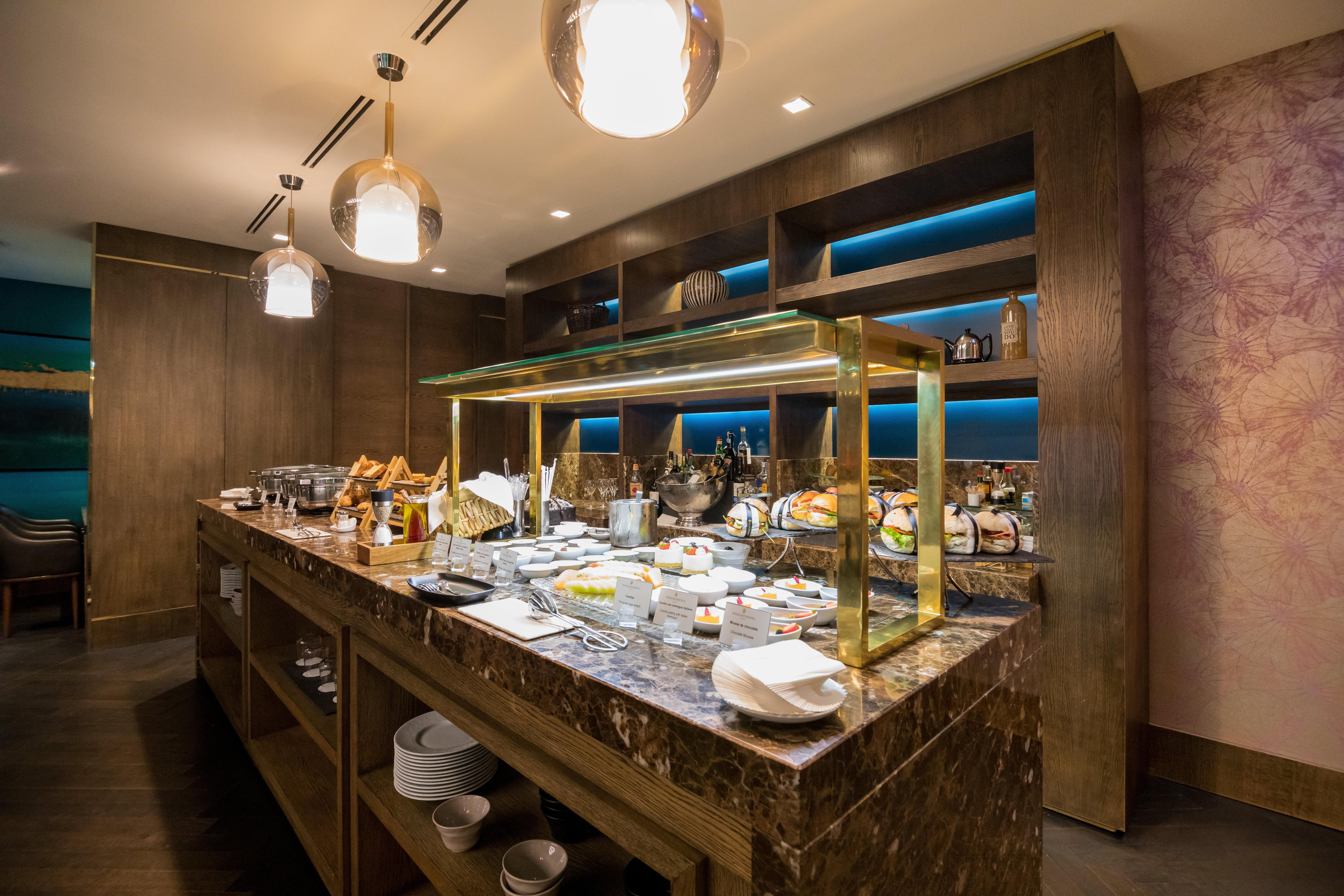 Intercontinental Lisbon By Ihg Hotel Exterior foto A buffet at the airport
