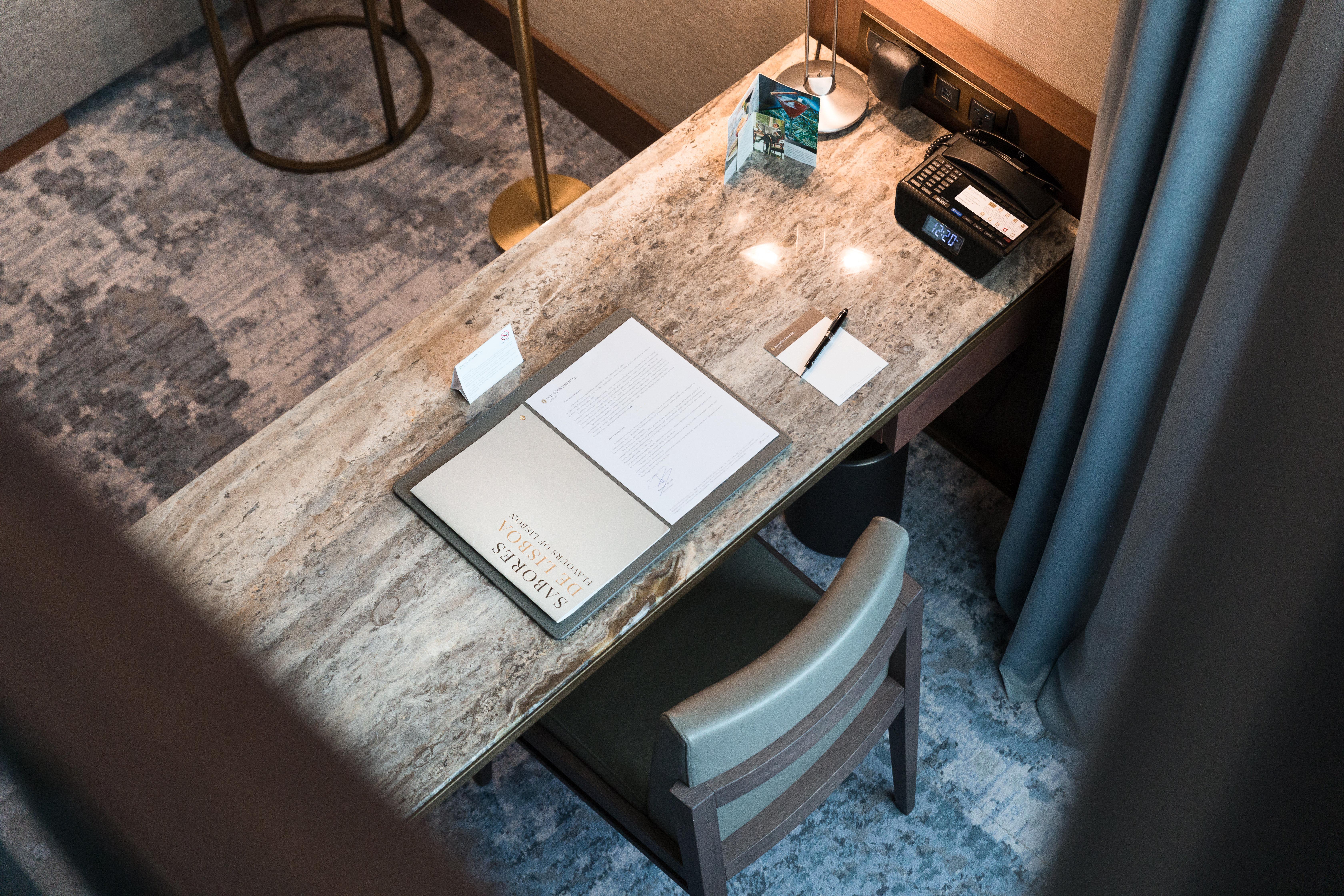 Intercontinental Lisbon By Ihg Hotel Exterior foto A desk in a hotel room