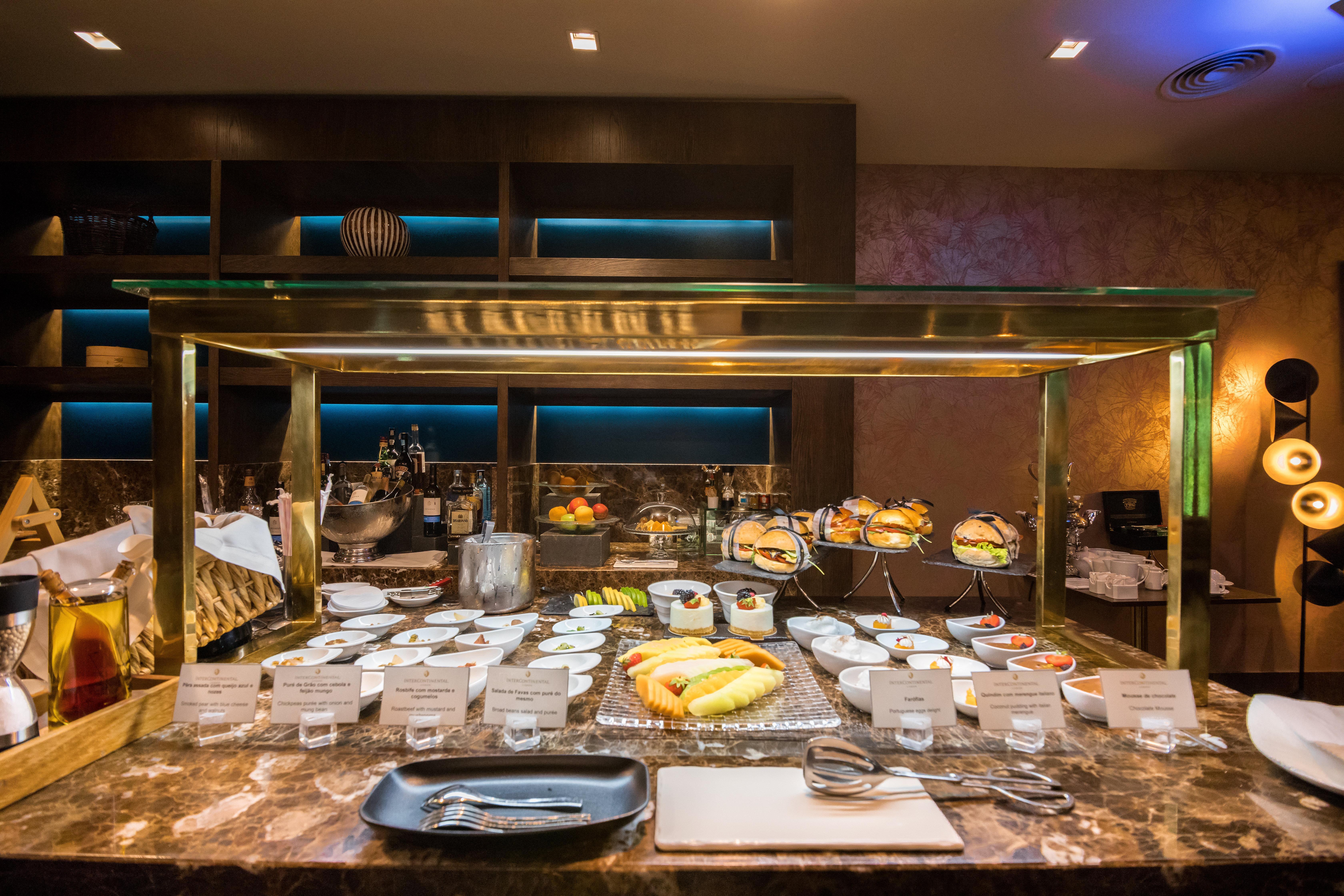 Intercontinental Lisbon By Ihg Hotel Exterior foto A buffet at a hotel