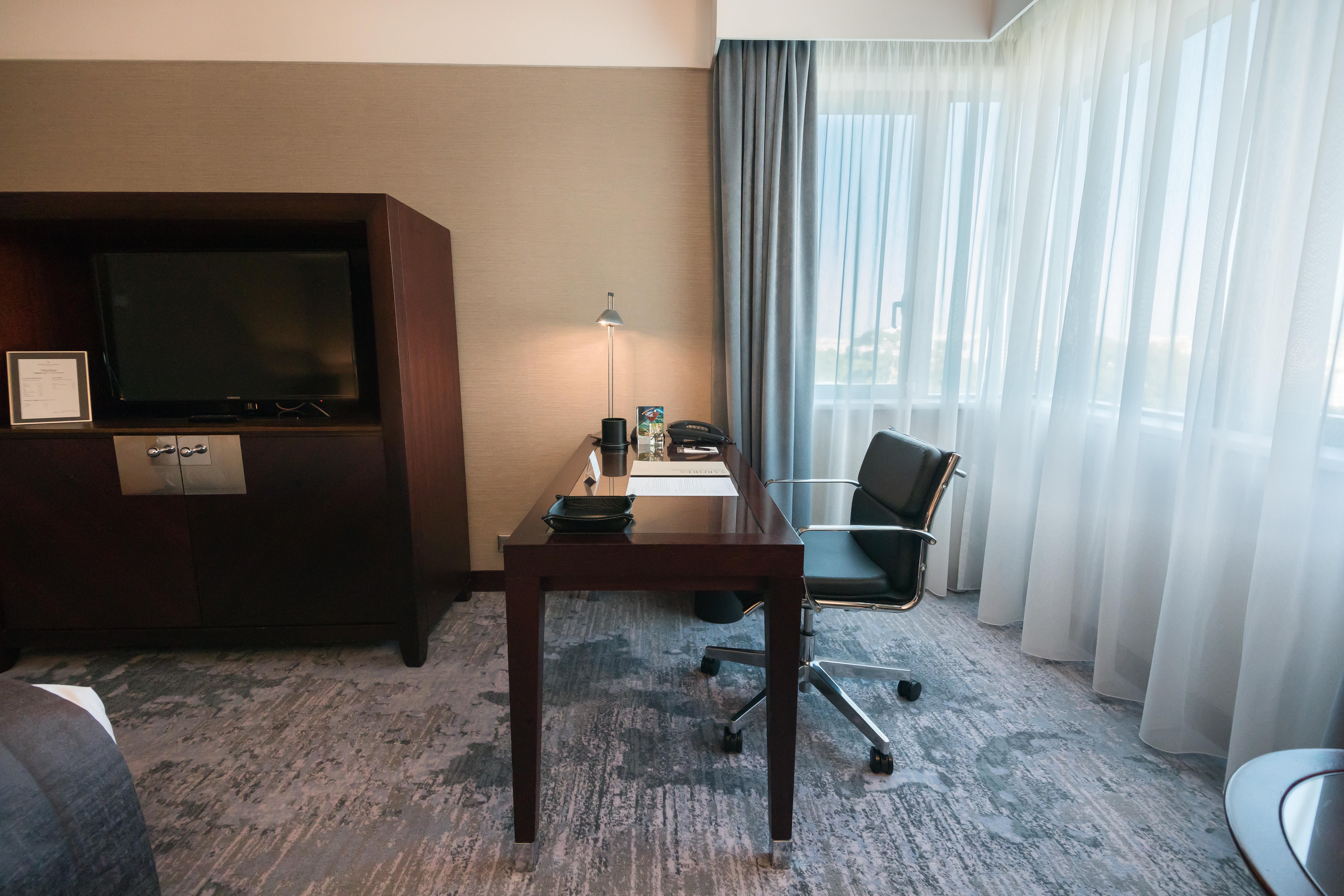 Intercontinental Lisbon By Ihg Hotel Exterior foto A work desk in a hotel room