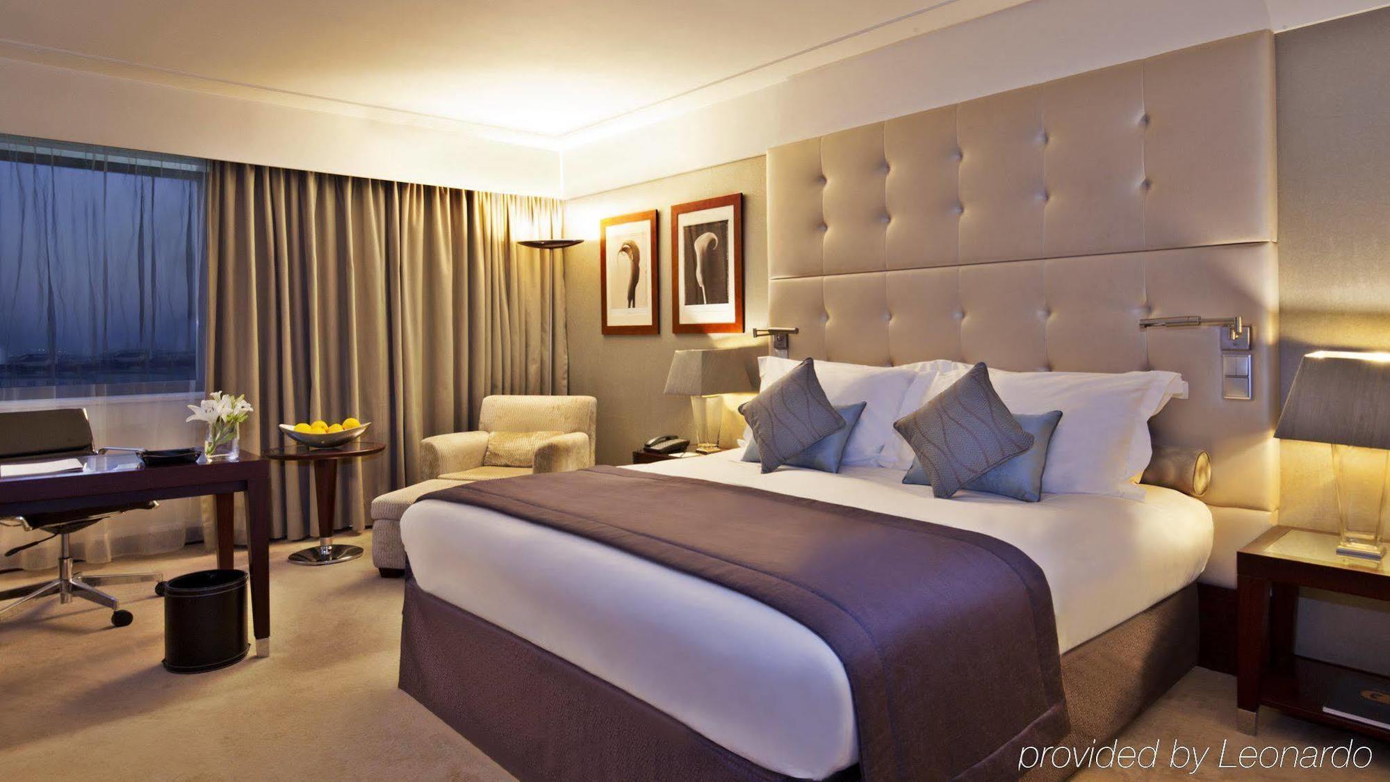 Intercontinental Lisbon By Ihg Hotel Exterior foto A bedroom at the Crowne Plaza London - The City